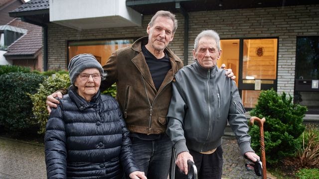 Der Schauspieler Ralf Moeller begleitet seine Eltern Helmut (92) und Mutter Ursula (85) aus dem gemeinsamen Haus.