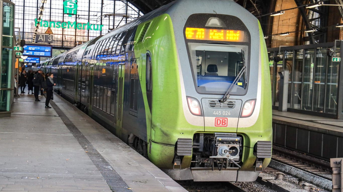 Ein Zug nach Kiel steht im Hamburger Bahnhof (Symbolbild): Wegen des erwarteten Wintereinbruchs, wurde der Zugverkehr zwischen Hamburg, Kiel und Lübeck eingestellt.