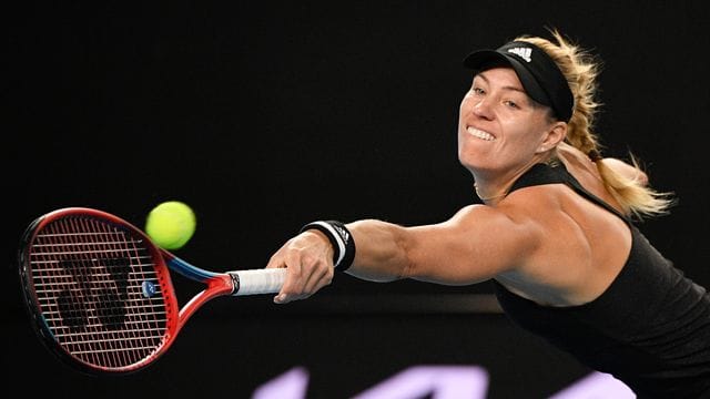 Angelique Kerber hechtet zum Ball.
