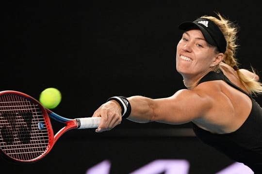 Angelique Kerber hechtet zum Ball.