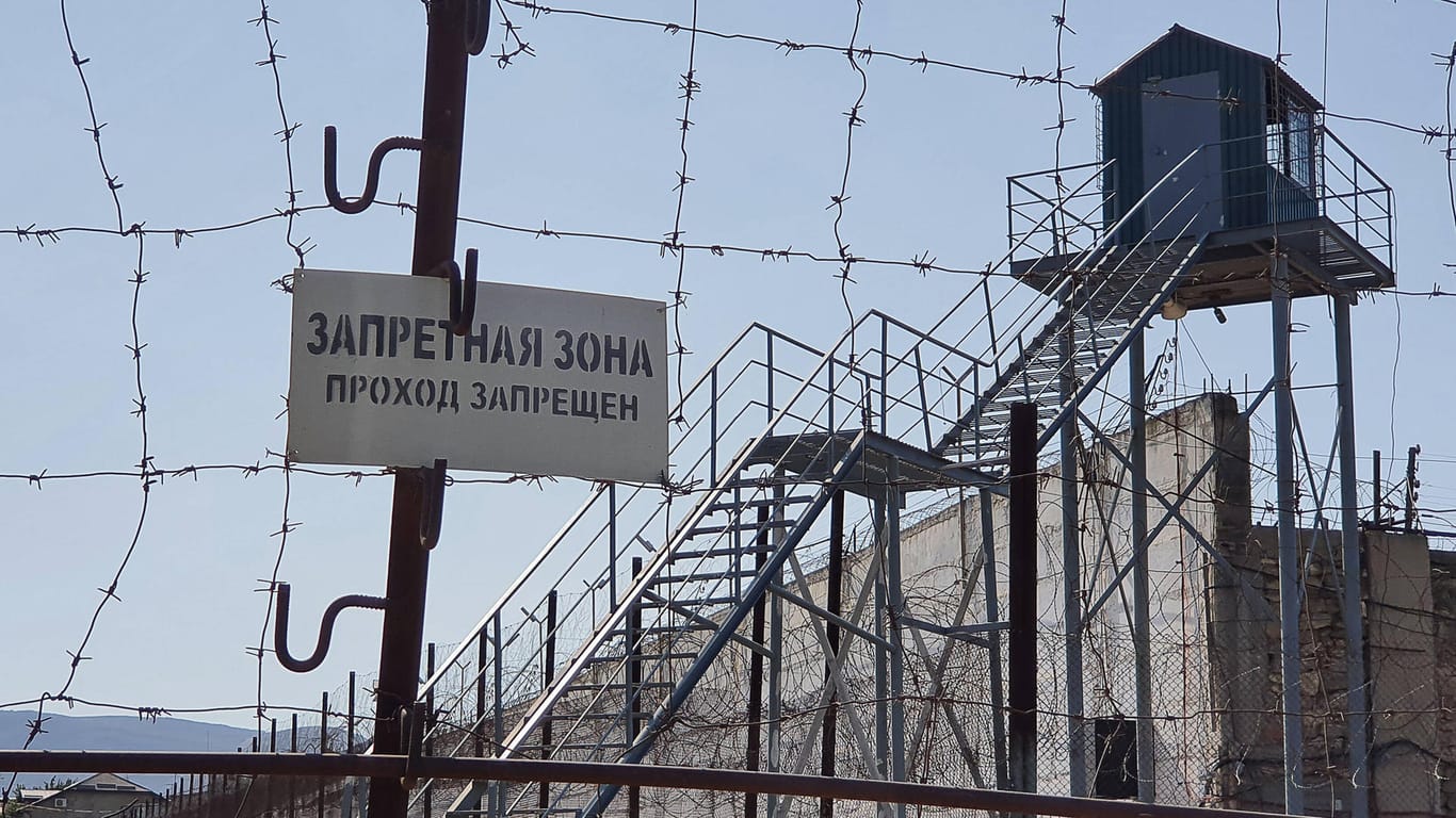 Strafkolonie im russischen Shamkhal: mit Stacheldraht und Wachtürmen umzäunt.