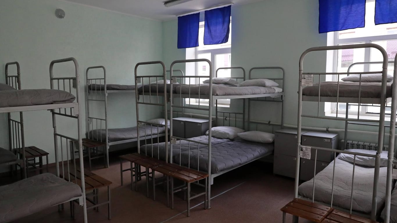 Betten in der Kolonie Nummer 4 in Alekseyevka: Der Platz ist eng, die unteren Betten begehrt.
