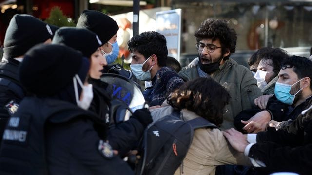 Studenten stoßen mit Bereitschaftspolizisten während eines Protests in Ankara zusammen. Studenten stoßen mit Bereitschaftspolizisten während eines Protests in Ankara zusammen.