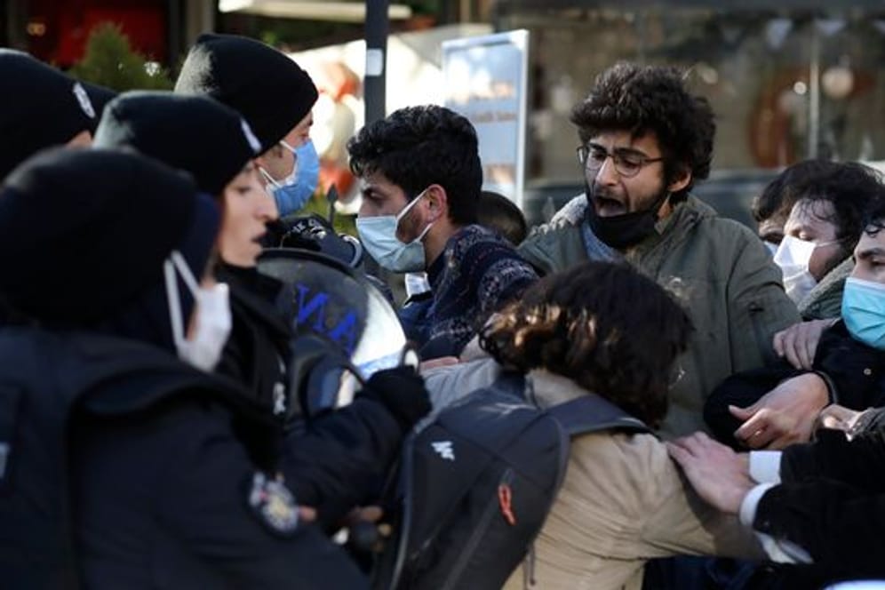 Studenten stoßen mit Bereitschaftspolizisten während eines Protests in Ankara zusammen.