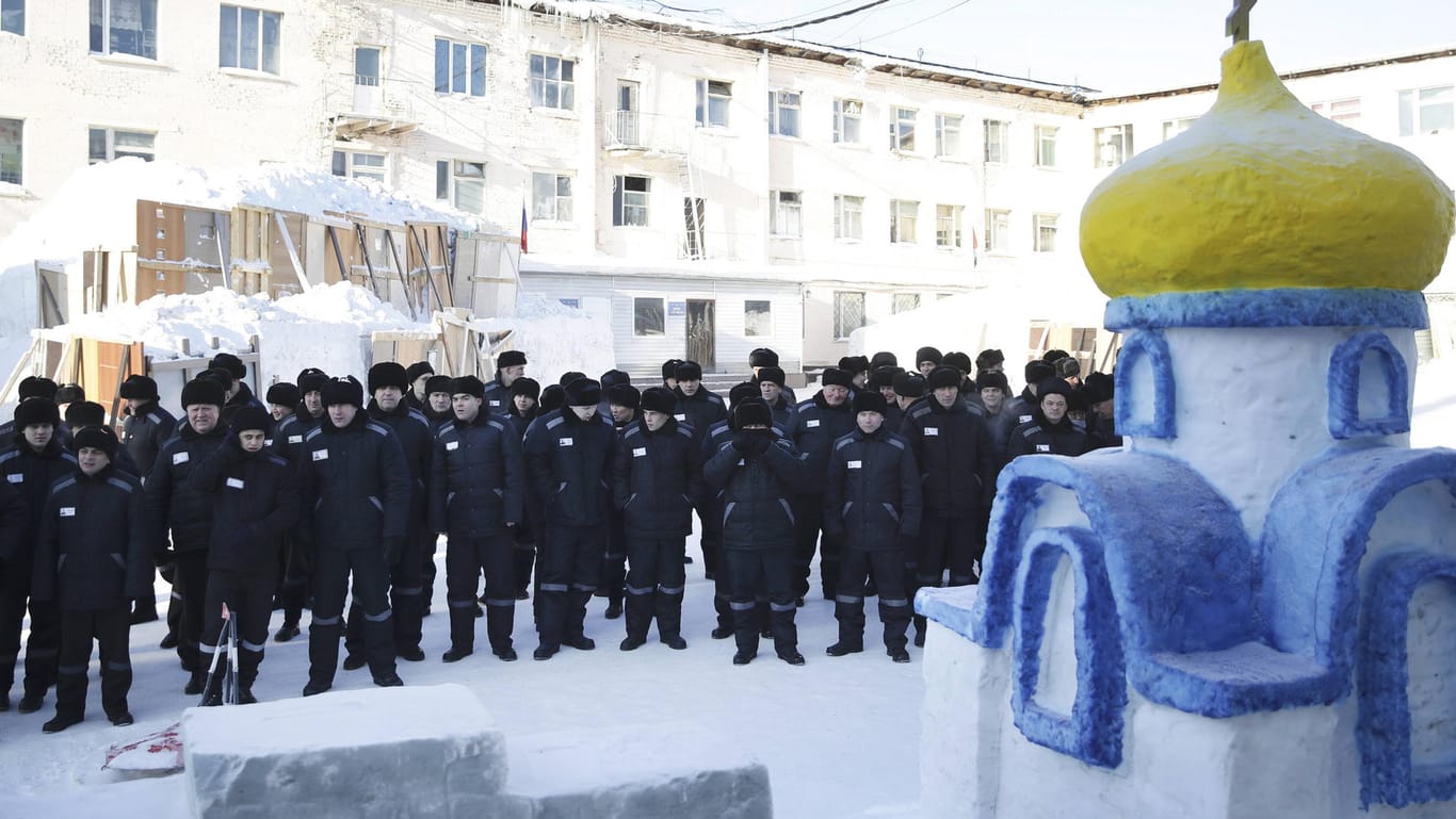 Insassen der Strafkolonie 18 in Nowosibirsk: Rapport bei Minusgraden.