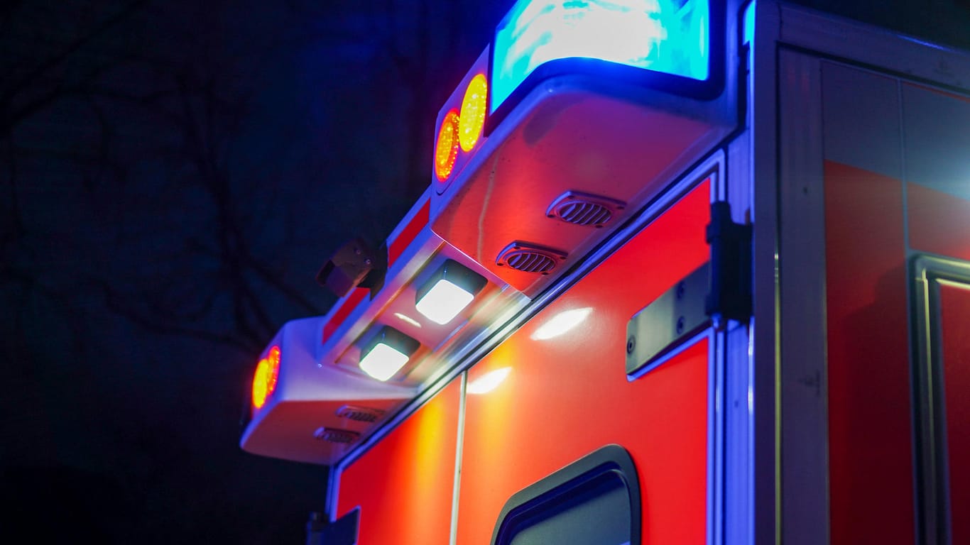 Ein Rettungswagen der Feuerwehr (Symbolbild): Bei einem Streit wurde ein junger Mann schwer verletzt.