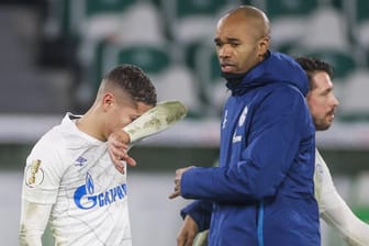 Verzweiflung bei Schalke-Spielern und Co-Trainer Naldo nach dem Pokal-Aus in Wolfsburg: Ein Bundesliga-Abstieg würde den Verein hart treffen.