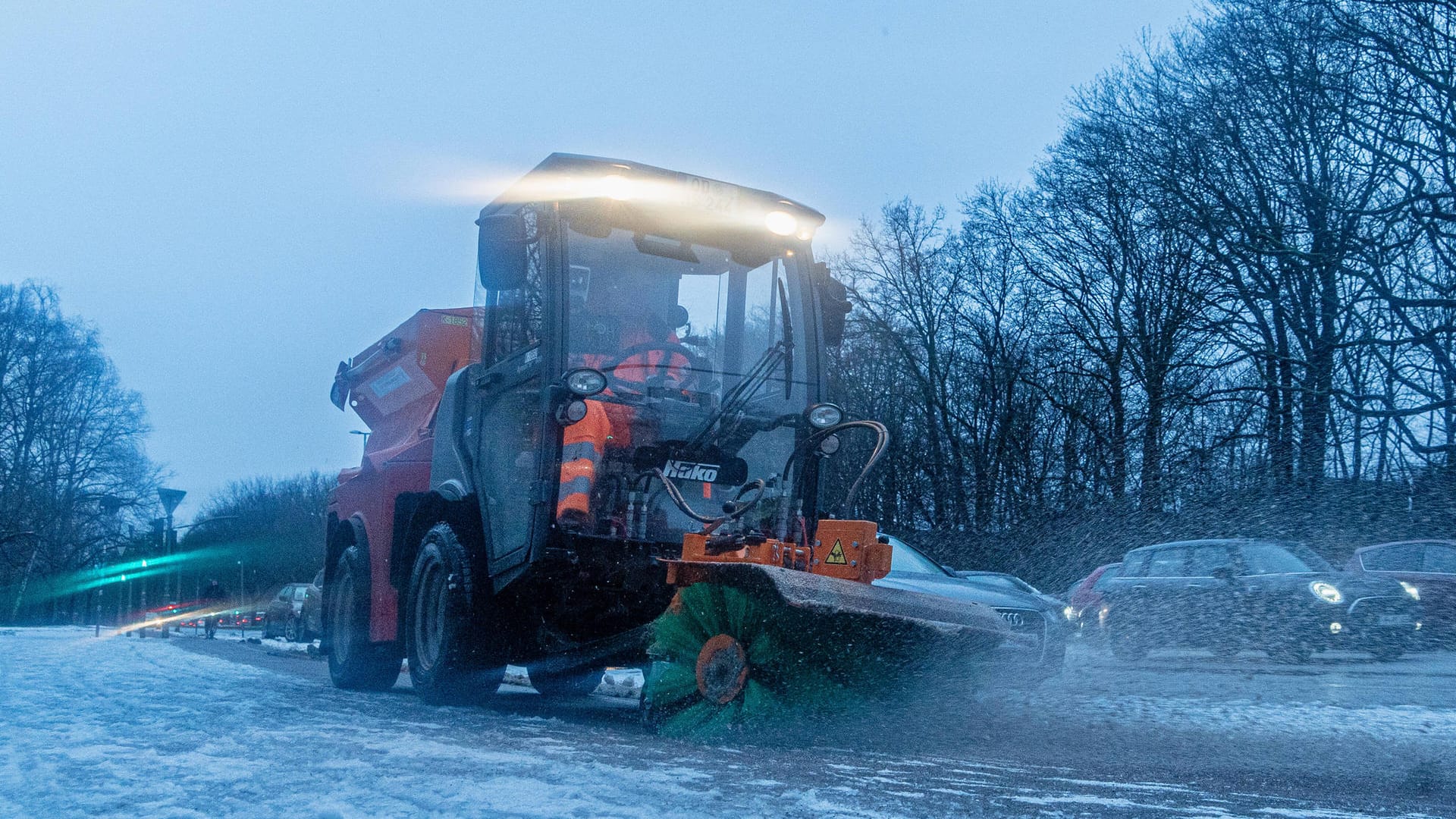 Ein Streu- und Räumfahrzeug im Einsatz ( Symbolbild): Am Abend kann auch Berlin von der Schneefront getroffen werden.