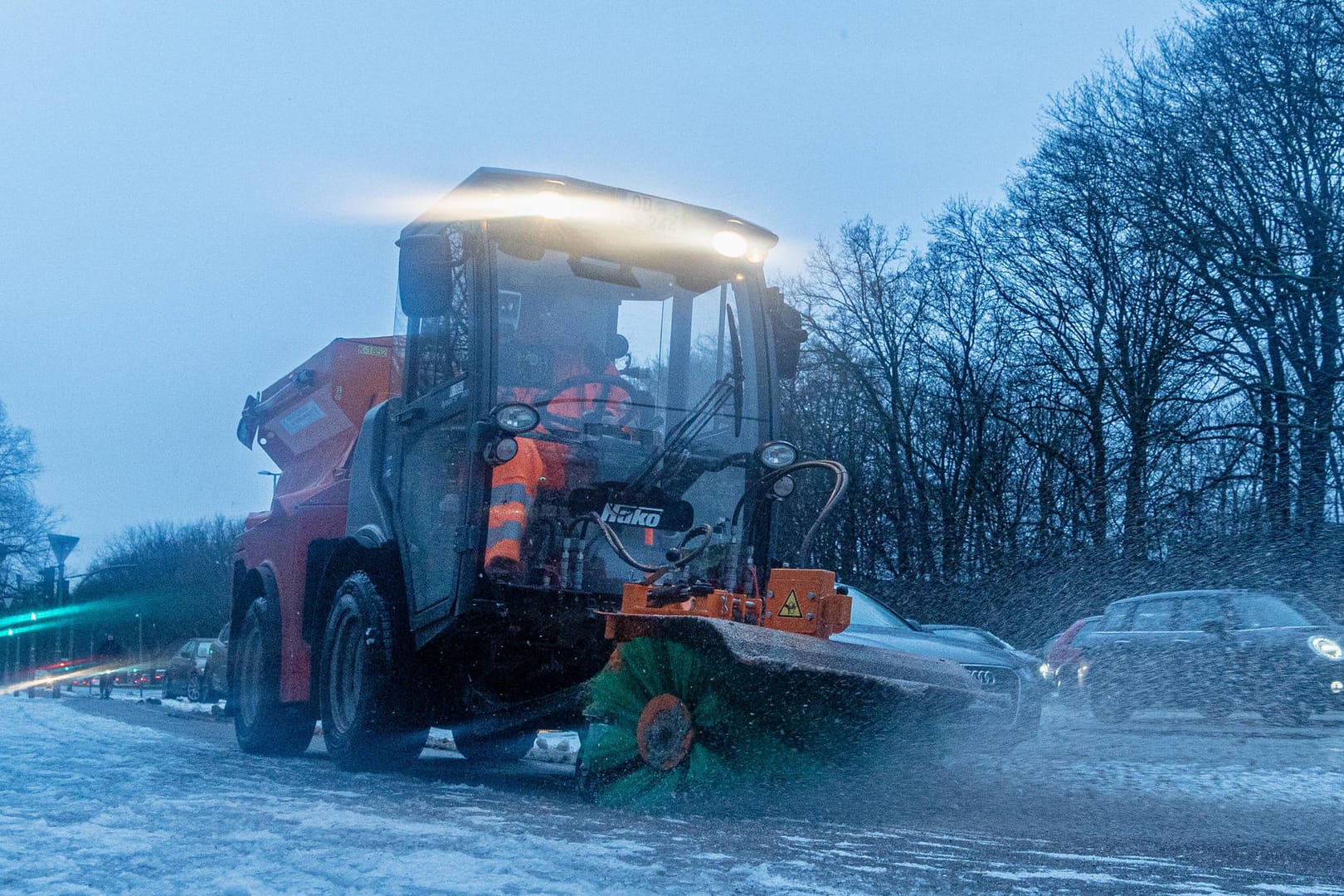 Ein Streu- und Räumfahrzeug im Einsatz ( Symbolbild): Am Abend kann auch Berlin von der Schneefront getroffen werden.