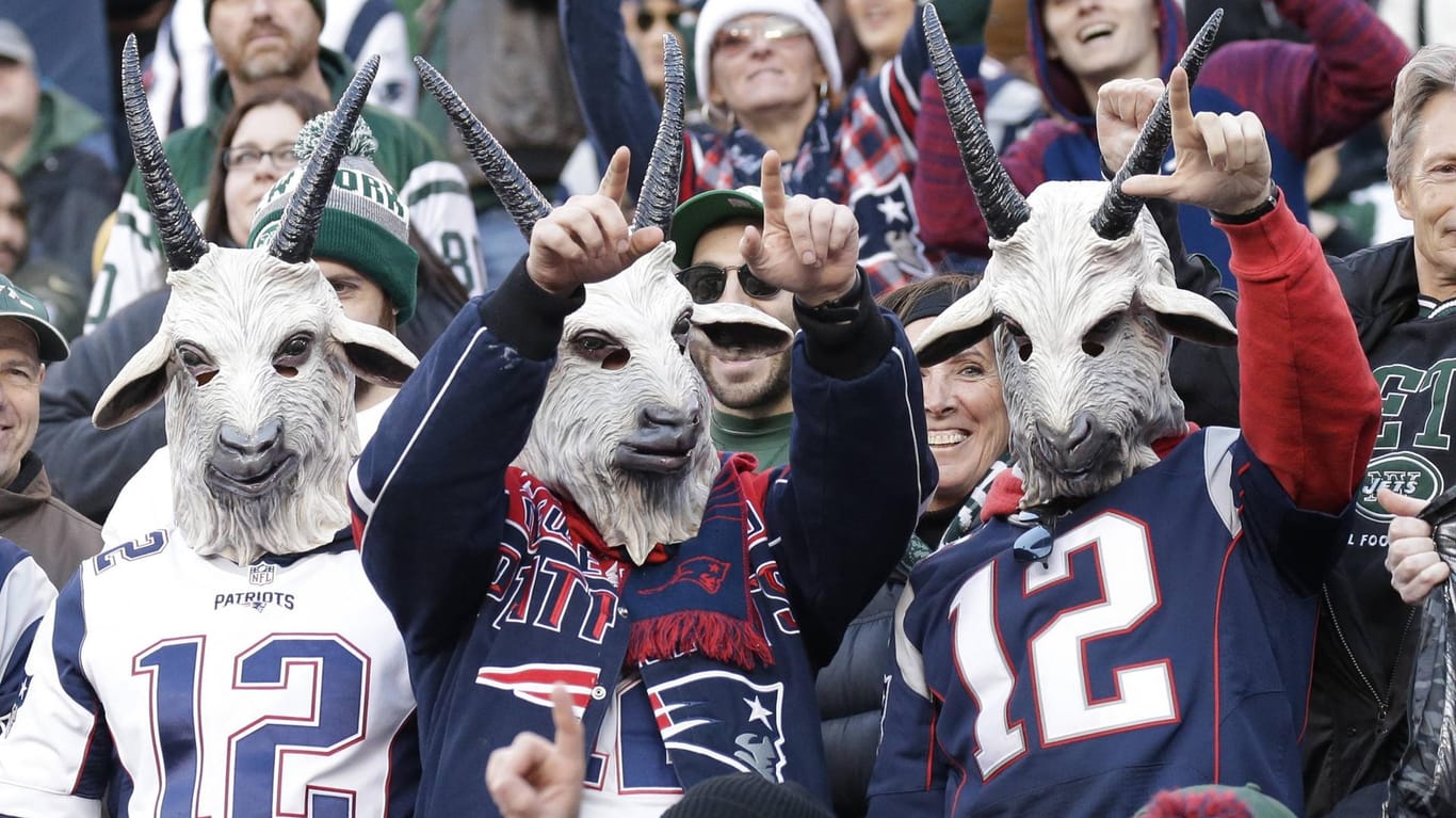 Patriots- und Brady-Fans haben eine Ziegenperücke auf dem Kopf.