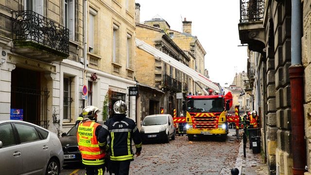 Feuerwehrleute sind nach der Explosion im Viertel Chatrons im Einsatz.