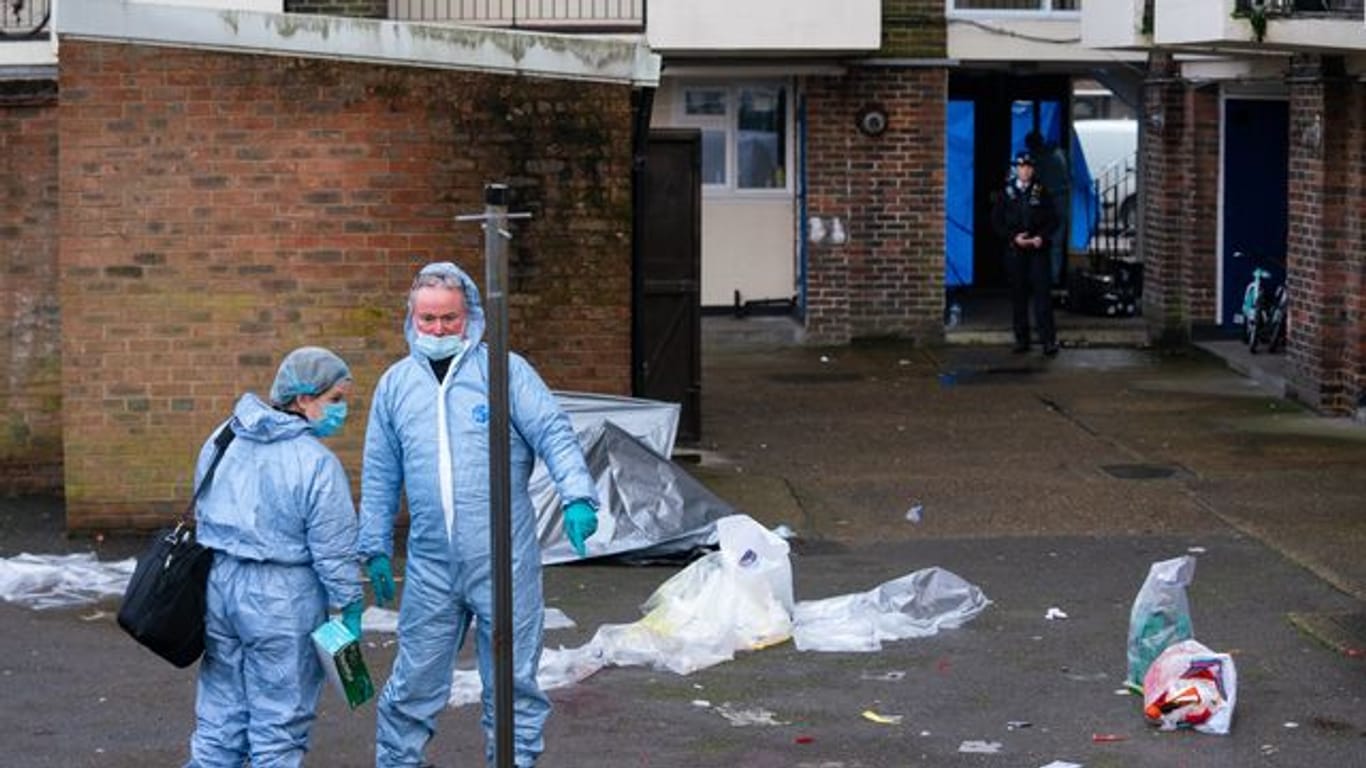 Mitarbeiter der Spurensicherung an einem Tatort in Croydon im Süden Londons.