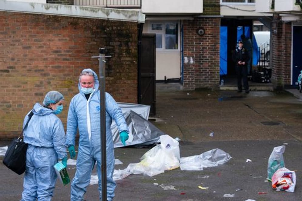 Mitarbeiter der Spurensicherung an einem Tatort in Croydon im Süden Londons.