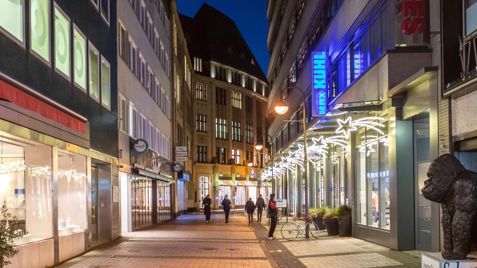 Leere Einkaufsstraßen in Köln (Archivbild): Die Stadt schränkt Kontakte weiter ein und verbietet Alkoholkonsum an Karneval. Leere Einkaufsstraßen in Köln (Archivbild): Die Stadt schränkt Kontakte weiter ein und verbietet Alkoholkonsum an Karneval.