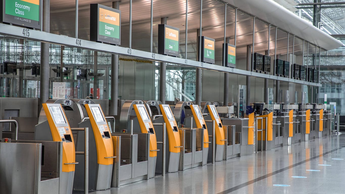 Check-In-Schalter der Lufthansa: Wegen verschärften Einreisebestimmungen streicht das Unternehmen zahlreiche Flüge