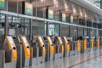 Check-In-Schalter der Lufthansa: Wegen verschärften Einreisebestimmungen streicht das Unternehmen zahlreiche Flüge