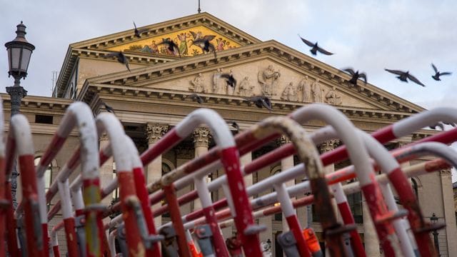 Zusammengestellte Absperrgitter der Polizei vor dem bayerischen Staatsoper: Mit einem drei Stufen umfassenden Plan wollen die Bundesländer "Kultur wieder ermöglichen". Zusammengestellte Absperrgitter der Polizei vor dem bayerischen Staatsoper: Mit einem drei Stufen umfassenden Plan wollen die Bundesländer "Kultur wieder ermöglichen".