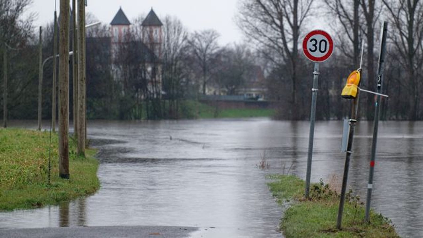 Hochwasser In Köln: Wasserstand Im Rhein Steigt Weiter An