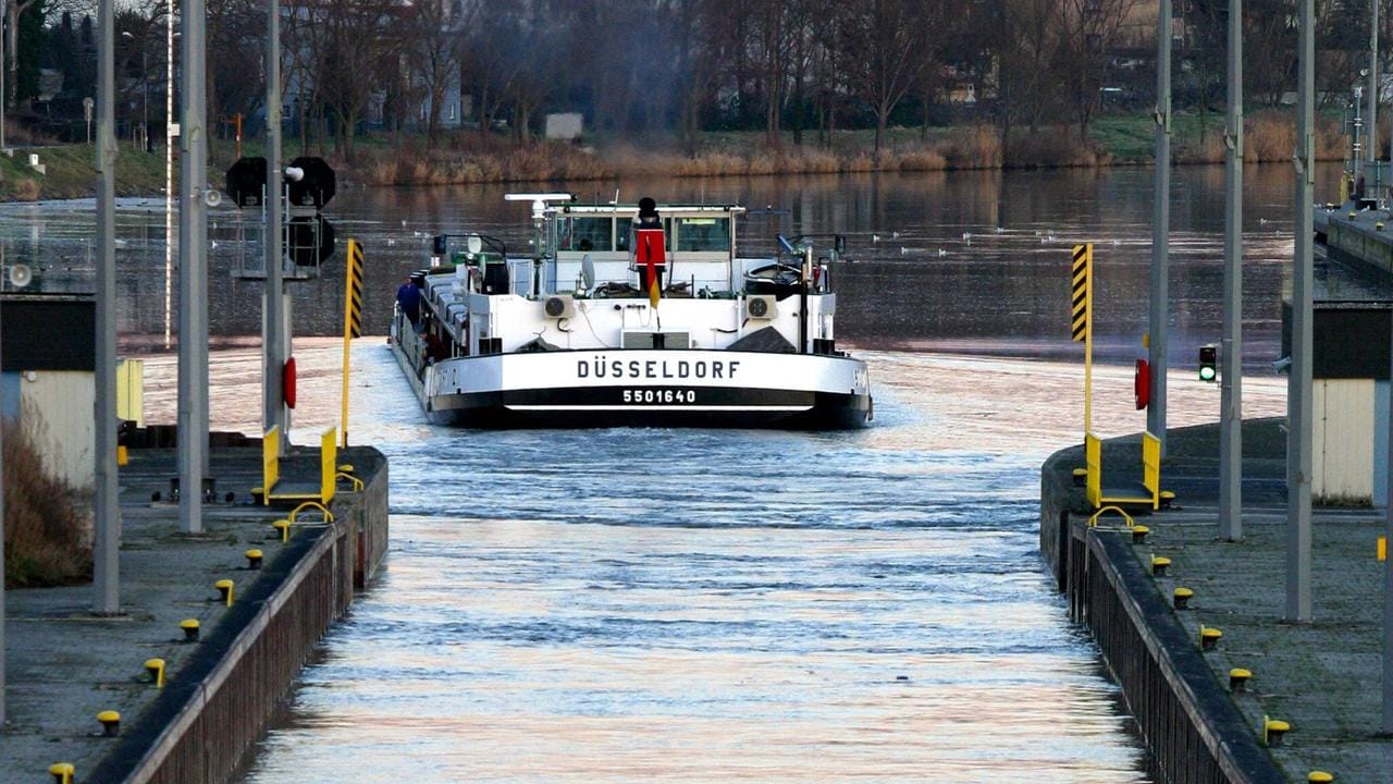 Ein Schiff fährt in die Main-Schleuse ein (Symbolbild): Wegen des Hochwassers wurden zwei Schiffe beschädigt. Ein Schiff fährt in die Main-Schleuse ein (Symbolbild): Wegen des Hochwassers wurden zwei Schiffe beschädigt.