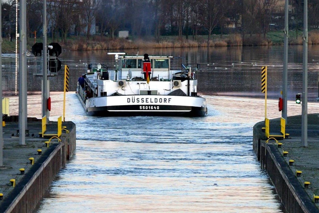 Ein Schiff fährt in die Main-Schleuse ein (Symbolbild): Wegen des Hochwassers wurden zwei Schiffe beschädigt.