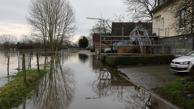 Hochwasser am Rhein bei Köln: Die Zufahrt zu Häusern in Kasselberg ist überflutet.