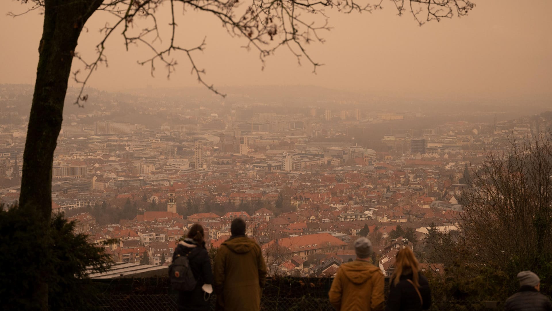 Himmel über Stuttgart: Saharastaub färbt den Süden Deutschlands gerade gelb.