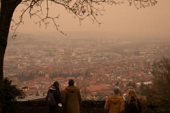 Himmel über Stuttgart: Saharastaub färbt den Süden Deutschlands gerade gelb.