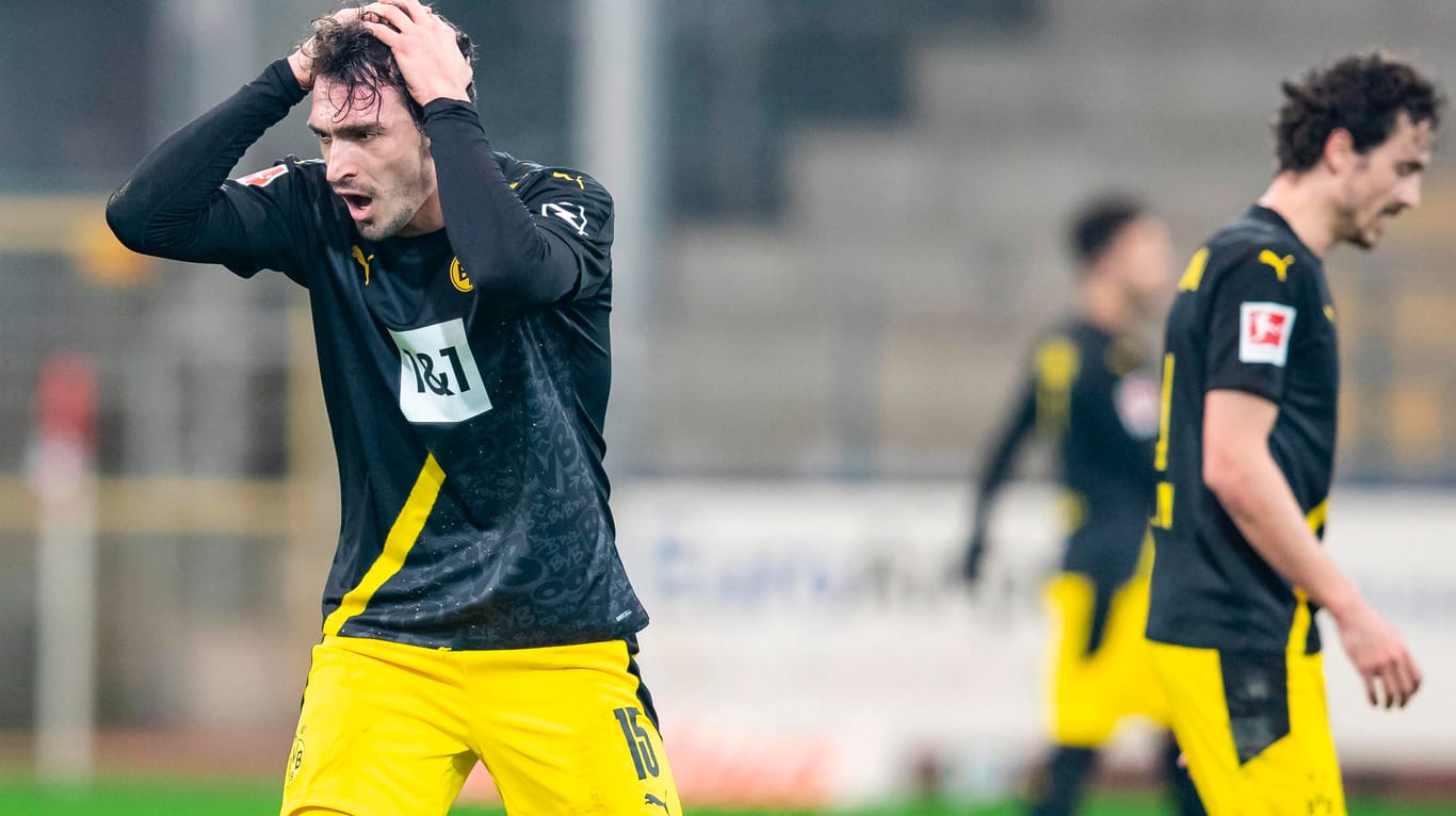 Schweres Spiel in Freiburg: Dortmunds Hummels (l.) verzweifelt.