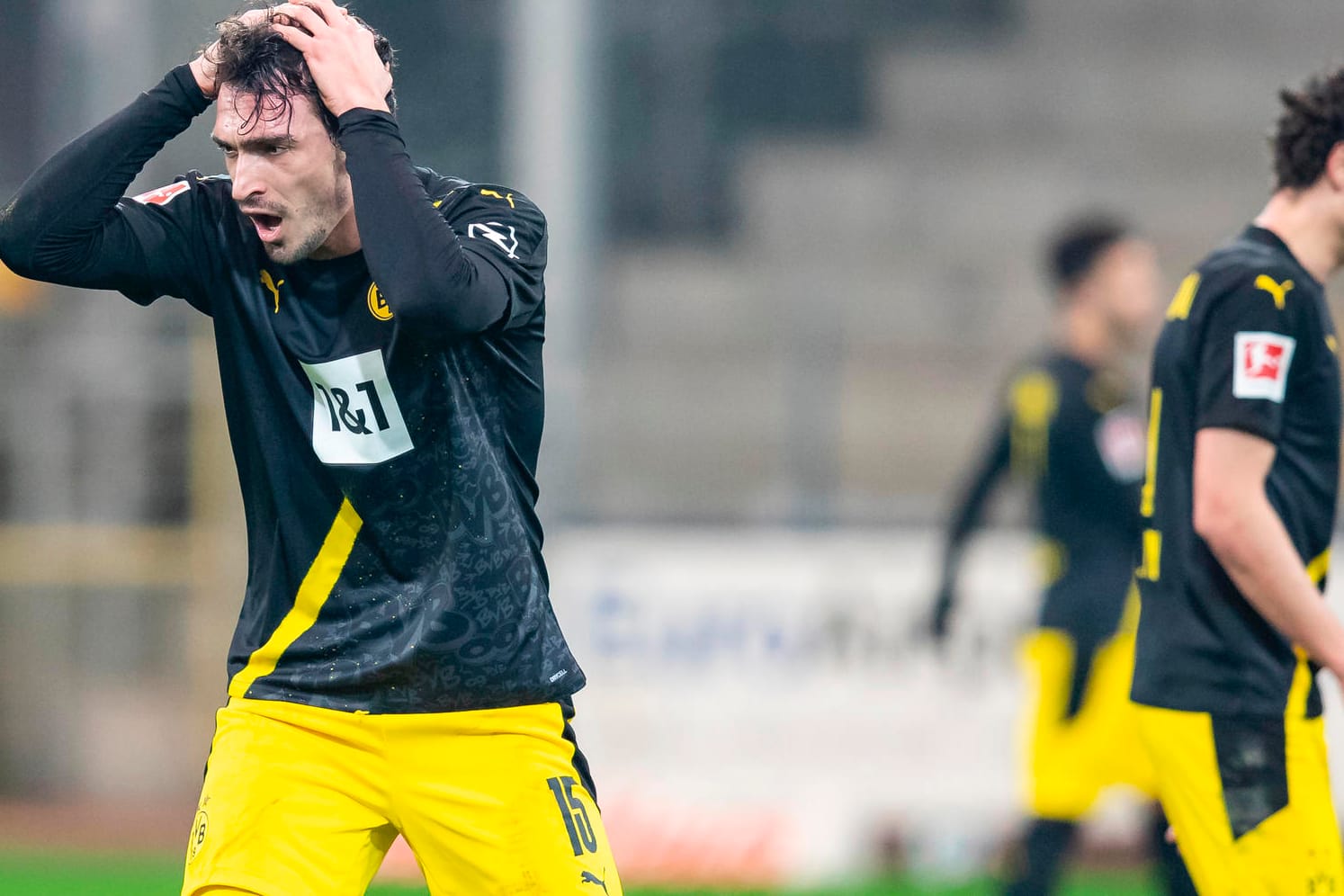 Schweres Spiel in Freiburg: Dortmunds Hummels (l.) verzweifelt.