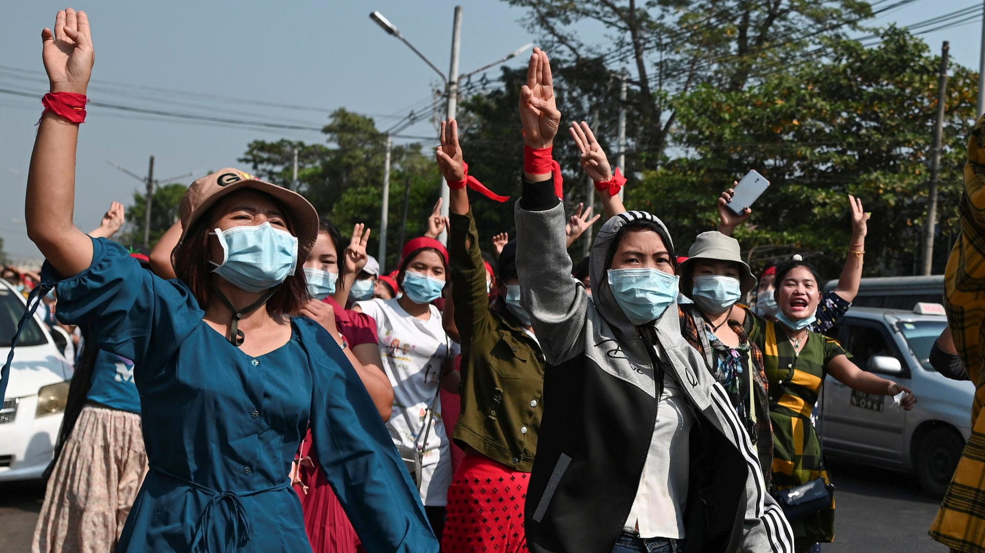 Demonstrantinnen in Yangon, Myanmar: Der Drei-Finger-Gruß kommt aus dem Nachbarland Thailand, dort steht er für die Demokratiebewegungen. Demonstrantinnen in Yangon, Myanmar: Der Drei-Finger-Gruß kommt aus dem Nachbarland Thailand, dort steht er für die Demokratiebewegungen.
