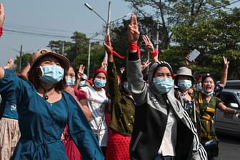 Demonstrantinnen in Yangon, Myanmar: Der Drei-Finger-Gruß kommt aus dem Nachbarland Thailand, dort steht er für die Demokratiebewegungen.