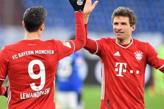 Bayerns Thomas Müller (r) ist weiter in überragender Form.