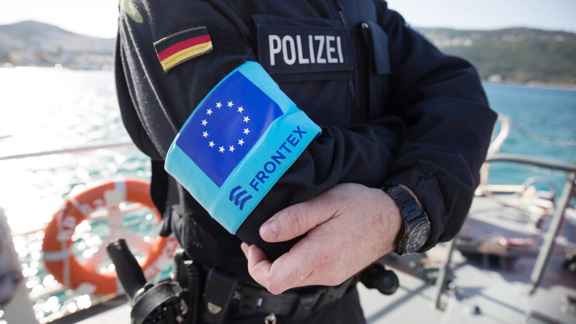 Bundespolizist im Frontex-Einsatz: Die Menschenrechtsorganisation Pro Asyl fordert den Rückzug aller deutschen Beamten aus der EU-Grenztruppe.