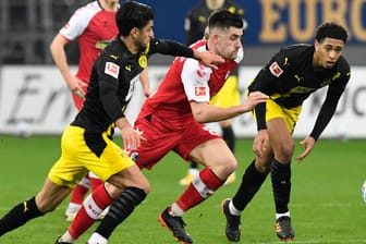Einen Schritt zu spät: Dortmunds Defensive gegen Freiburgs Santamaria (M.).