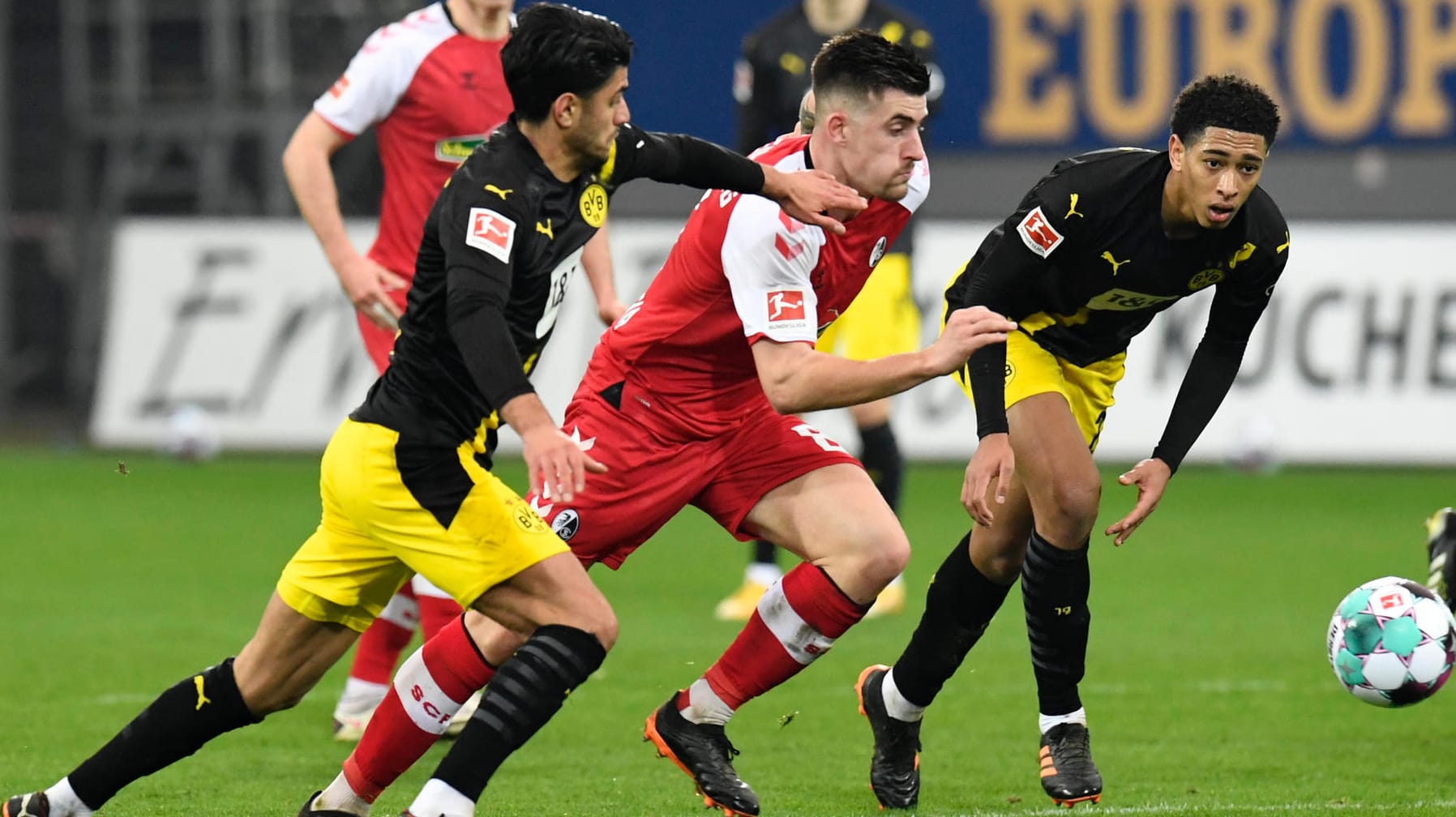 Einen Schritt zu spät: Dortmunds Defensive gegen Freiburgs Santamaria (M.).