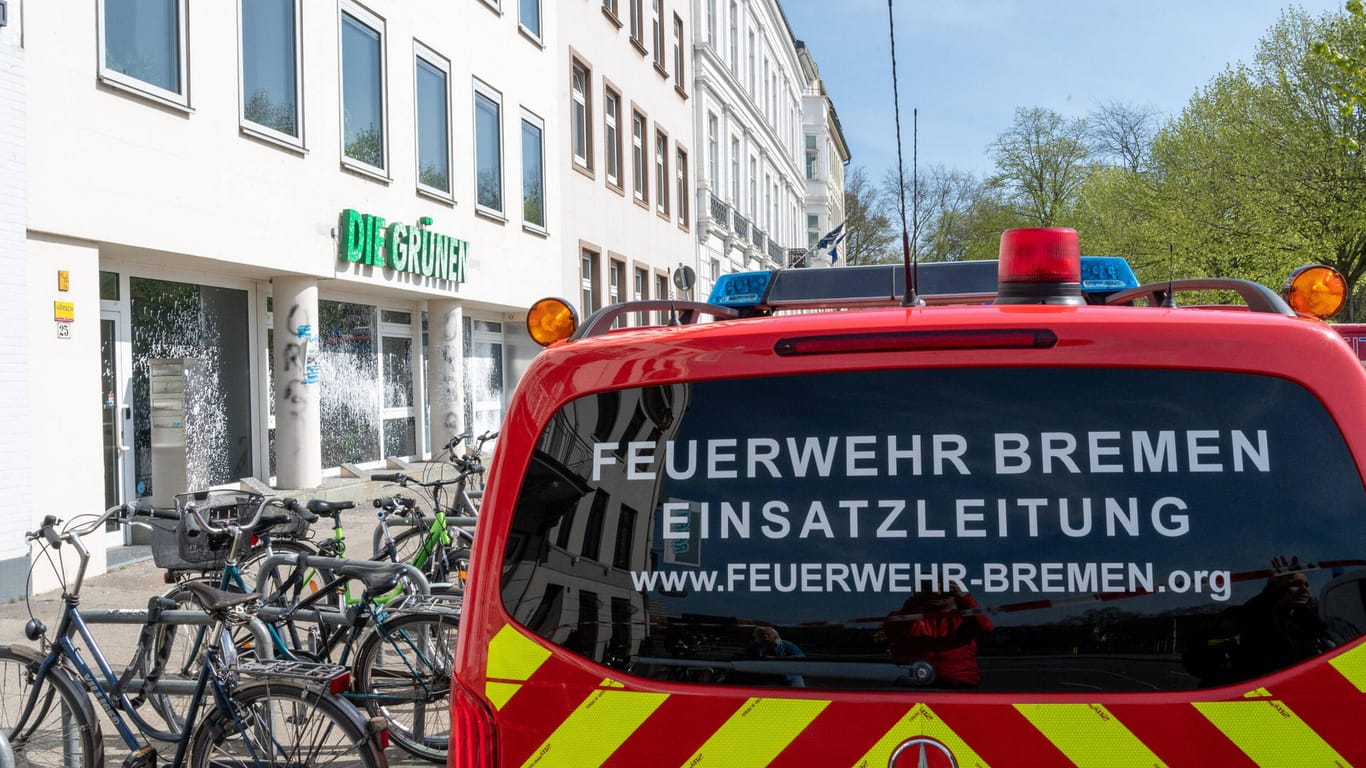 Geschäftsstelle der Grünen in Bremen im April 2020: Die Fassade wurde mit weißer Farbe bespritzt. Auch Straftaten gegen Politiker selbst nehmen zu.