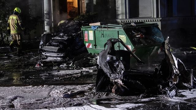 Verkohlte Wrackteile liegen nach dem schweren Unfall auf der Straße Am Treptower Park in Berlin. Verkohlte Wrackteile liegen nach dem schweren Unfall auf der Straße Am Treptower Park in Berlin.