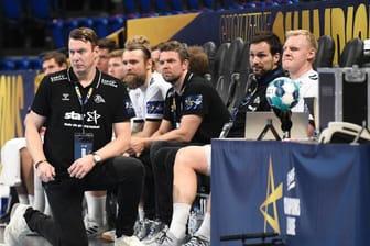 Spieler des THW-Kiel sitzen auf der Bank (Archivbild): Die gesamte Mannschaft ist in Quarantäne.