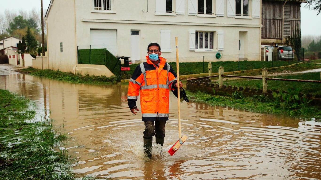 Coussan: Auch im Süden des Landes sind die Straßen überflutet.
