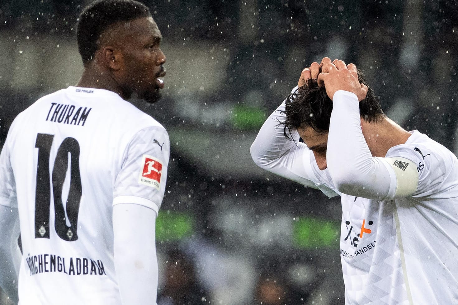 Ratlosigkeit bei Gladbachs Thuram (l.) und Stindl.
