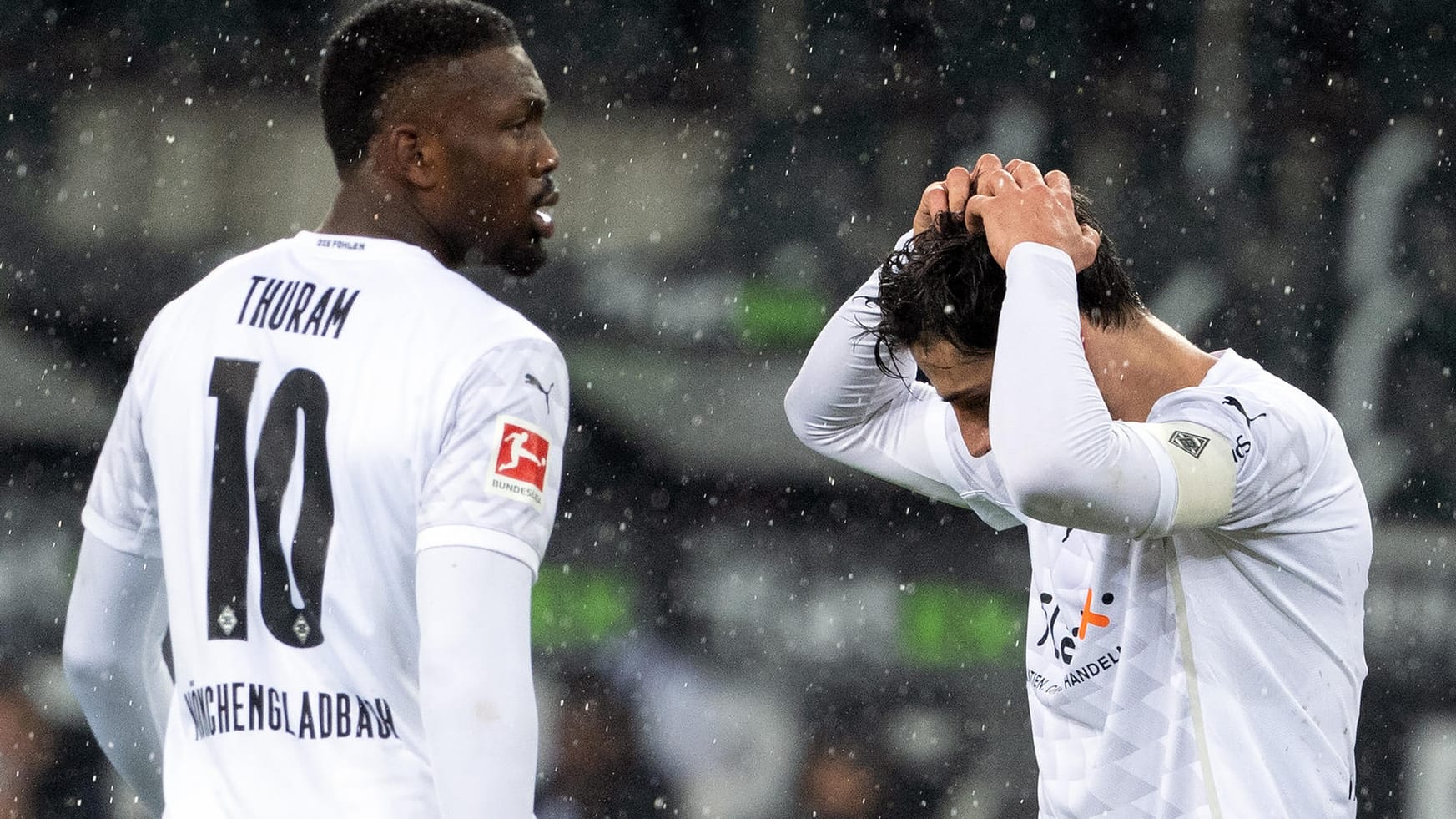 Ratlosigkeit bei Gladbachs Thuram (l.) und Stindl.