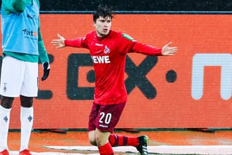 Elvis Rexhbecaj feiert seinen Treffer zum 2:1 seines 1. FC Köln beim Gastspiel bei Borussia Mönchengladbach.