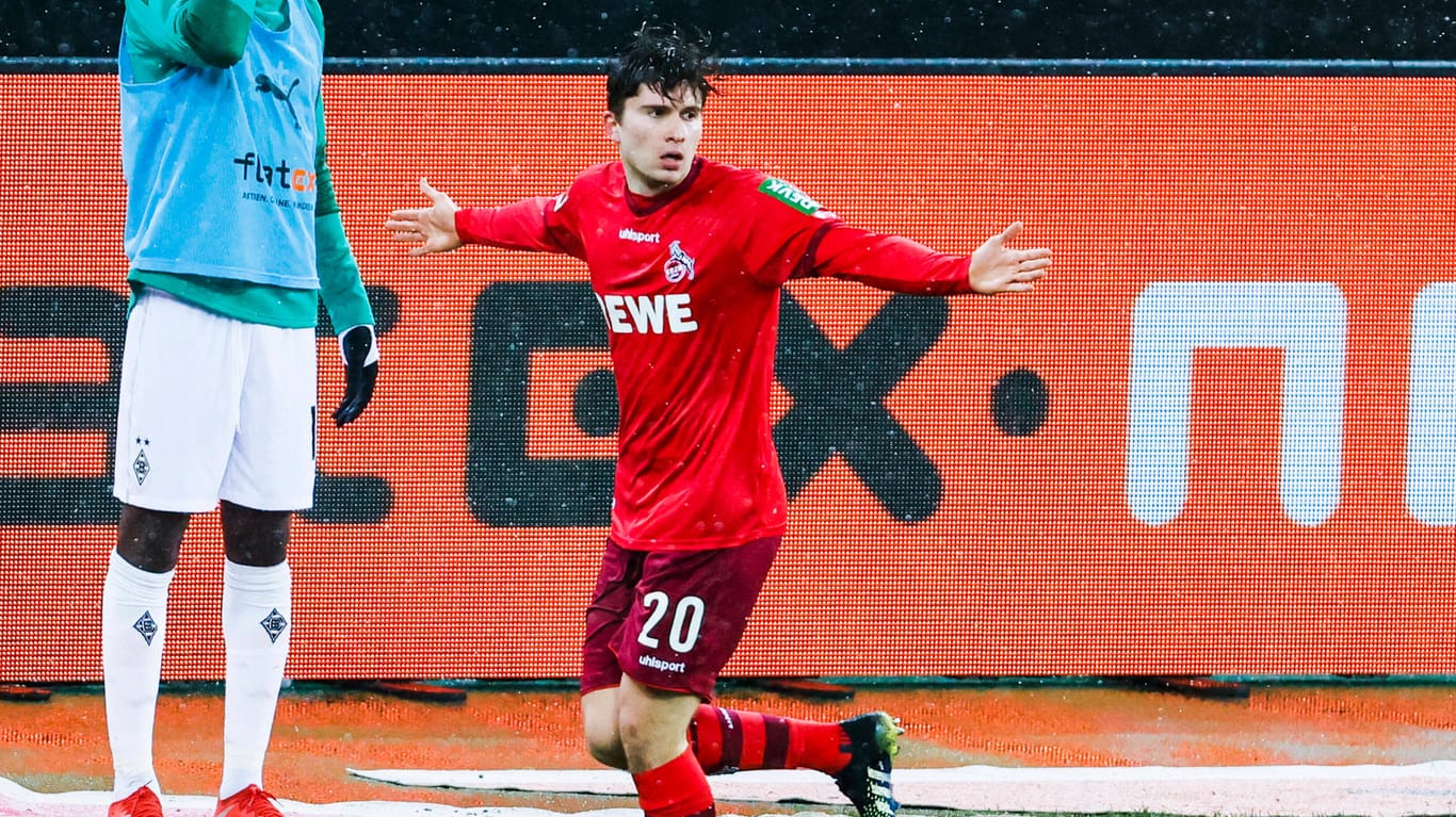 Elvis Rexhbecaj feiert seinen Treffer zum 2:1 seines 1. FC Köln beim Gastspiel bei Borussia Mönchengladbach.