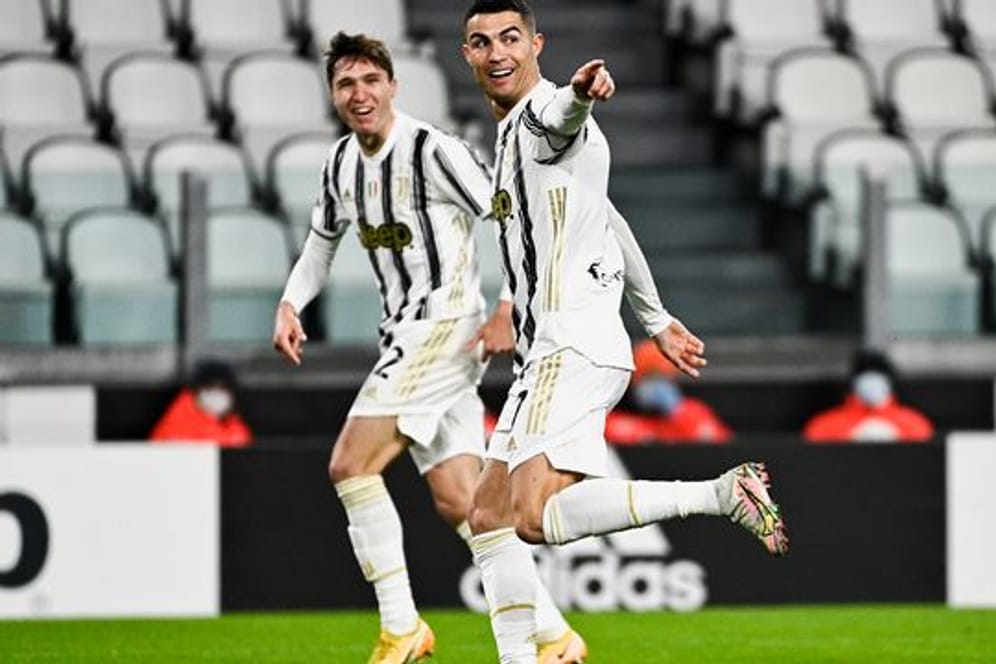 Cristiano Ronaldo (r) feiert sein Führungstor gegen die Roma.
