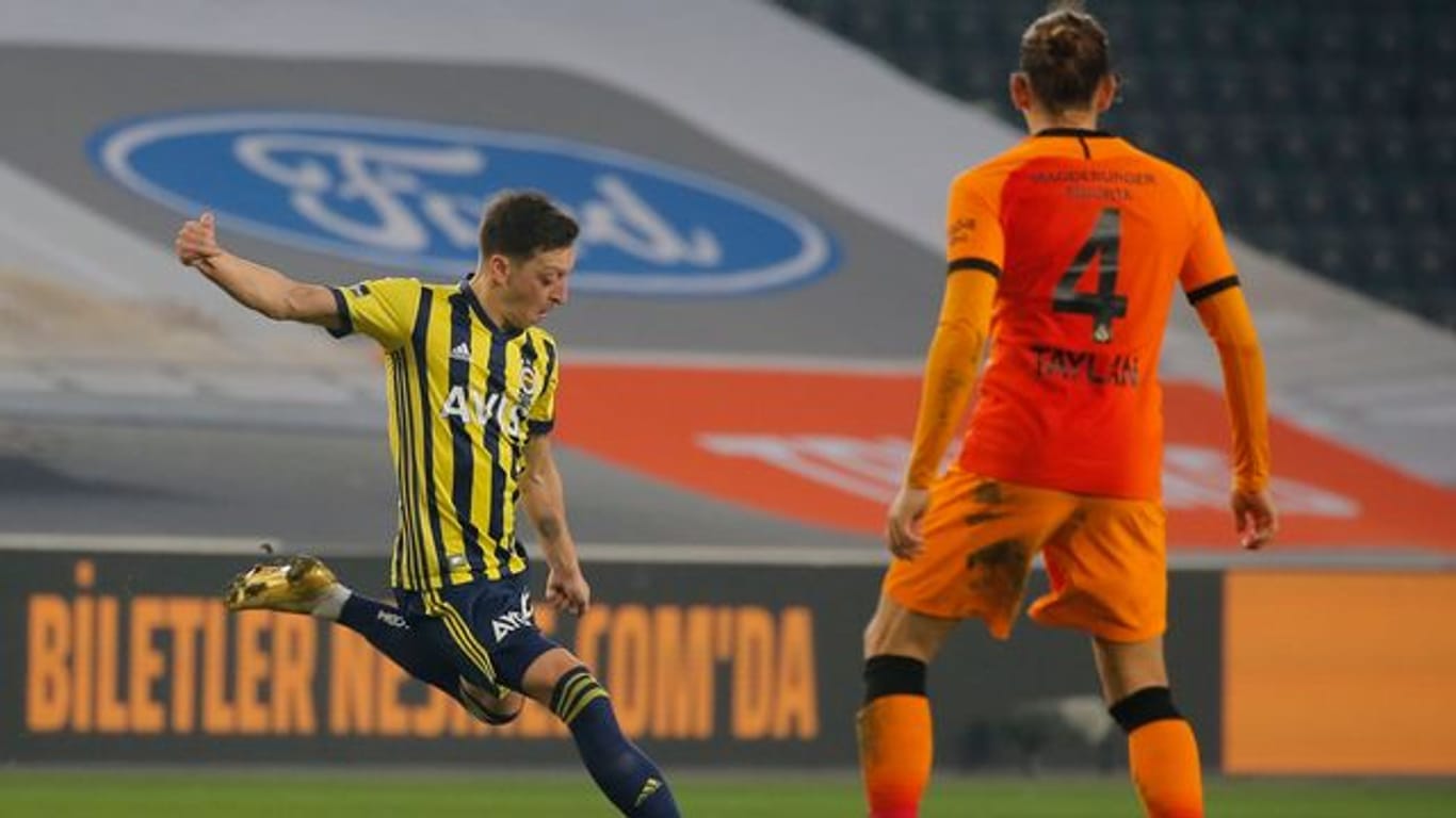 Mesut Özil (l) wurde im Derby gegen Galatasaray eingewechselt.