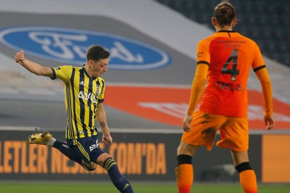 Mesut Özil (l) wurde im Derby gegen Galatasaray eingewechselt.