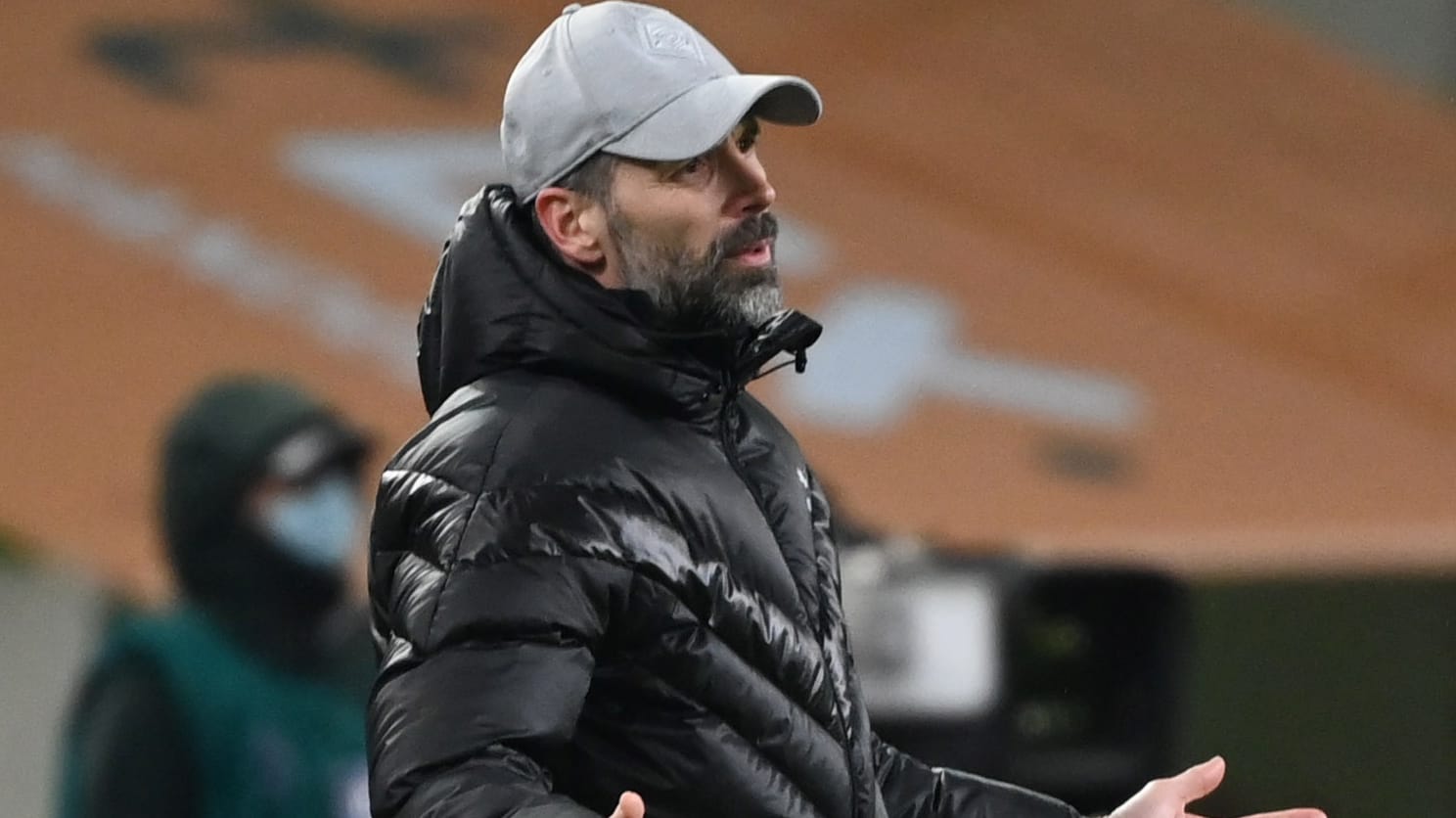 Entnervt: Gladbachs Trainer Marco Rose muss sich ständigen Fragen nach seiner Zukunft stellen. Entnervt: Gladbachs Trainer Marco Rose muss sich ständigen Fragen nach seiner Zukunft stellen.