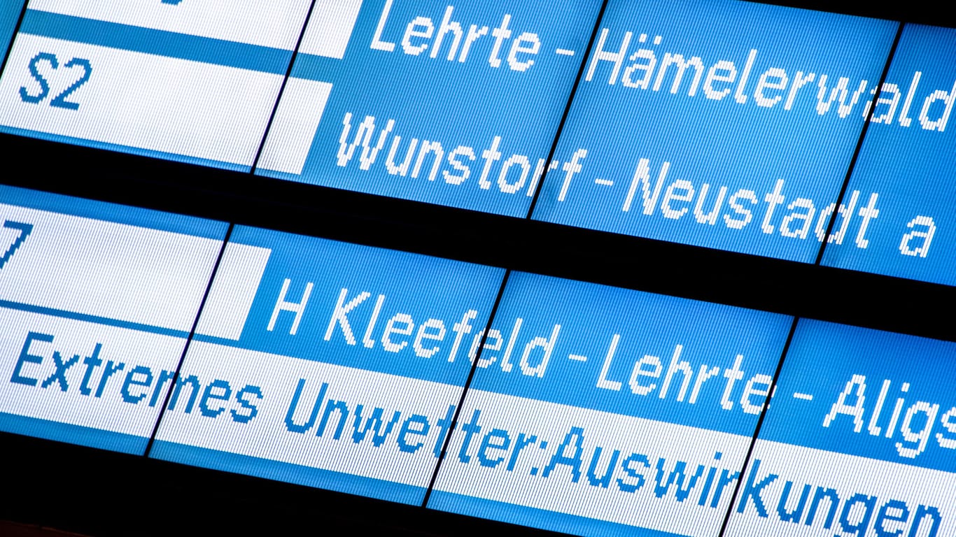Hannover: Eine Anzeigetafel am Hauptbahnhof warnt vor Beeinträchtigungen durch extremes Unwetter.