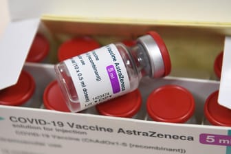 Ampullen des Astrazeneca-Impfstoffs: Einige Bundesländer haben am Samstag die ersten Lieferungen des Vakzins bekommen.