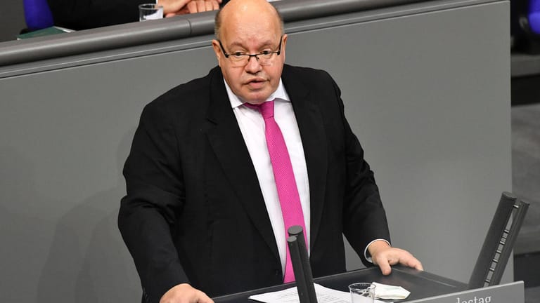 Peter Altmaier bei einer Sitzung im Bundestag. Der Wirtschaftsminister warnt vor einem Wettbewerb, wer zuerst Corona-Maßnahmen lockert.